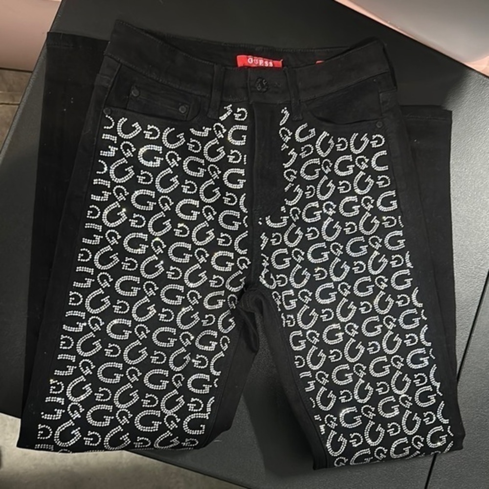 47.  Guess Black with metallic studded G logo design skinny ankle jeans size 26